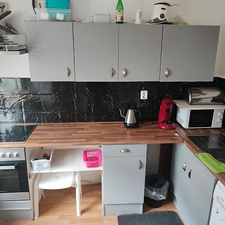Zum Flughafen Apartment Dusseldorf Bagian luar foto