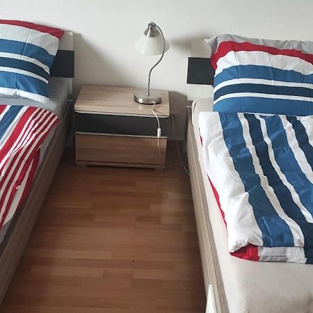 Zum Flughafen Apartment Dusseldorf Bagian luar foto